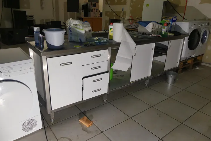 Spültheke, mit Inhalt Maße in cm ca. 290 x 66 x 93